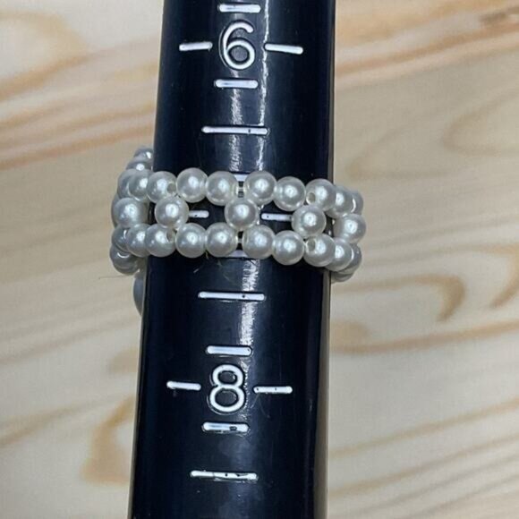 Vintage Faux Pearl Cluster Stretch Ring Elegant Costume Jewelry - Picture 3 of 3